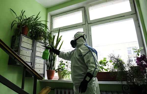 Дезинфекционная обработка в подъезде жилого дома Москвы в рамках профилактики коронавируса Дезинфекционная обработка в подъезде жилого дома Москвы в рамках профилактики коронавируса