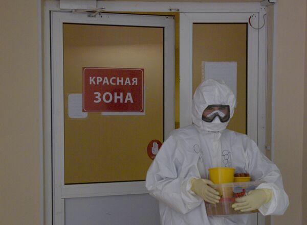 Медицинский работник в госпитале COVID-19 в больнице No 122 им. Л. Г. Соколова в Санкт-Петербурге Медицинский работник в госпитале COVID-19 в больнице No 122 им. Л. Г. Соколова в Санкт-Петербурге