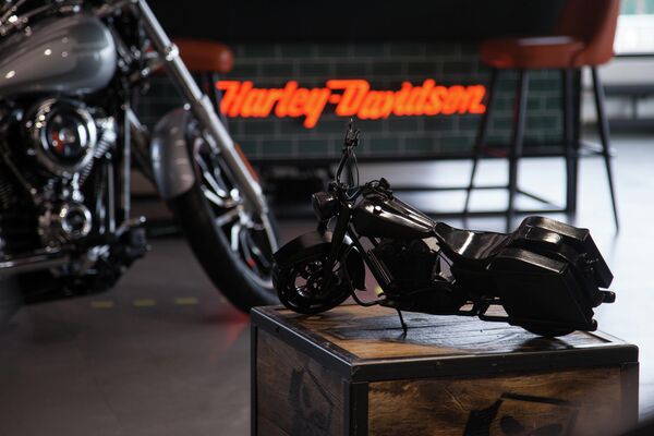Миниатюрная копия модели мотоцикла Harley-Davidson Road King представлена в мотосалоне Harley-Davidson в городе Тюмень Миниатюрная копия модели мотоцикла Harley-Davidson Road King представлена в мотосалоне Harley-Davidson в городе Тюмень