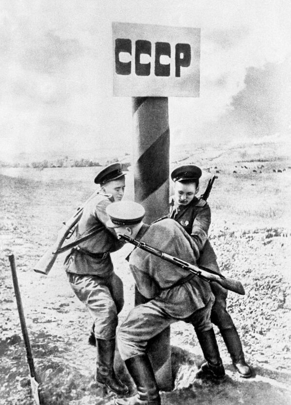 Великая Отечественная война 1941-1945 гг.
Советские солдаты устанавливают пограничный столб на границе с Румынией. 1944 год Великая Отечественная война 1941-1945 гг.
Советские солдаты устанавливают пограничный столб на границе с Румынией. 1944 год