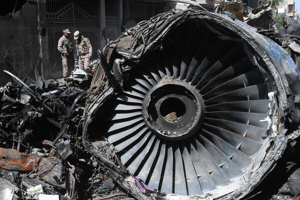 На месте крушения пассажирского самолета Airbus A-320 авиакомпании Pakistan International Airlines (PIA) в Карачи На месте крушения пассажирского самолета Airbus A-320 авиакомпании Pakistan International Airlines (PIA) в Карачи