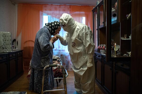 Протоиерей Иоанн Кудрявцев посещает верующую, зараженную коронавирусом Протоиерей Иоанн Кудрявцев посещает верующую, зараженную коронавирусом