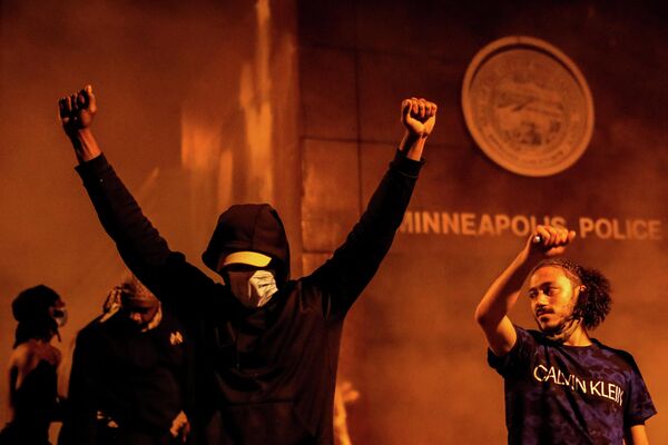 Протестующие возле полицейского участка в Миннеаполисе Протестующие возле полицейского участка в Миннеаполисе