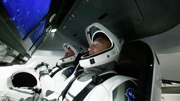 Астронавты Дуглас Херли и Роберт Бенкен в космическом корабле Crew Dragon Астронавты Дуглас Херли и Роберт Бенкен в космическом корабле Crew Dragon