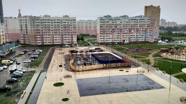 Спортплощадка в жилом комплексе, которую огородили забором в Иваново Спортплощадка в жилом комплексе, которую огородили забором в Иваново