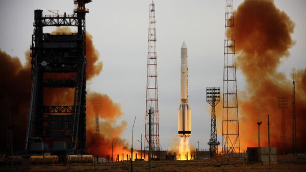 Ракета-носитель Протон-К с российским спутником военного назначения Космос стартует с космодрома Байконур Ракета-носитель Протон-К с российским спутником военного назначения Космос стартует с космодрома Байконур