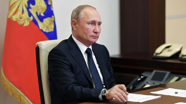 Президент РФ Владимир Путин во время встречи в режиме телемоста с уполномоченным по правам ребенка Анной Кузнецовой и многодетными семьями Президент РФ Владимир Путин во время встречи в режиме телемоста с уполномоченным по правам ребенка Анной Кузнецовой и многодетными семьями