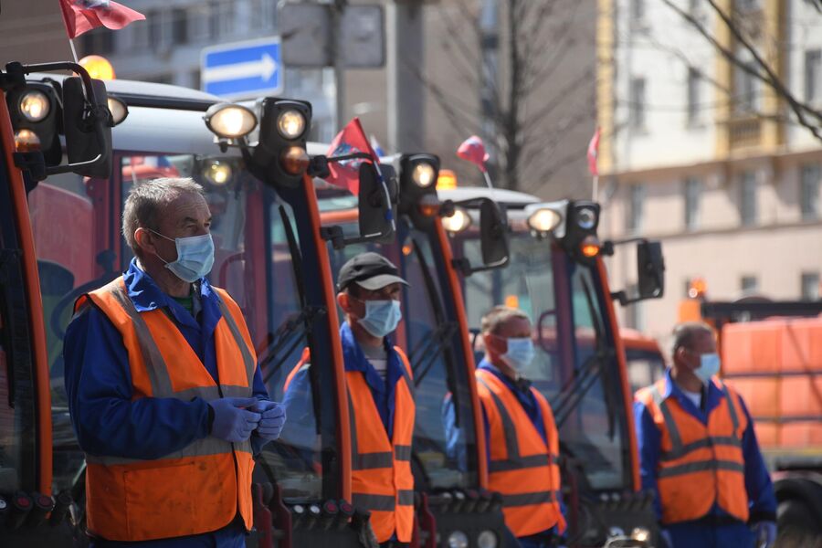 Сотрудники коммунальных служб перед выездом на дезинфекцию улиц Москвы Сотрудники коммунальных служб перед выездом на дезинфекцию улиц Москвы