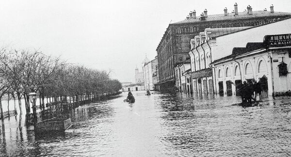 Бульвар в Москве затоплен водой. Наводнение 1908 года Бульвар в Москве затоплен водой. Наводнение 1908 года