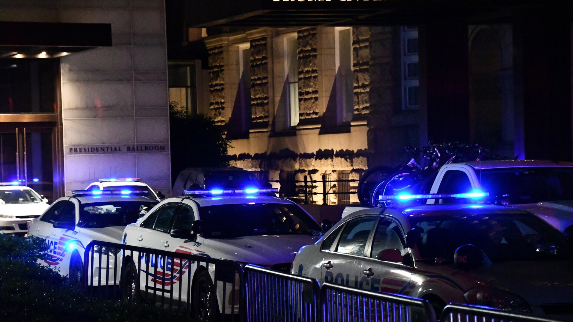 Машины полиции у здания Trump International Hotel в Вашингтоне во время акции протеста против полицейского насилия Машины полиции у здания Trump International Hotel в Вашингтоне во время акции протеста против полицейского насилия - РИА Новости, 1920, 27.12.2020