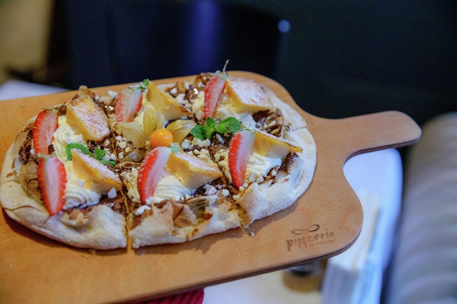 Пинца брулле с клубникой и нутеллой Пинца брулле с клубникой и нутеллой
