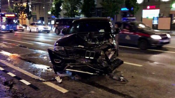 Автомобиль актера Михаила Ефремова на месте ДТП на Смоленской площади в Москве. Стоп-кадр видео Автомобиль актера Михаила Ефремова на месте ДТП на Смоленской площади в Москве. Стоп-кадр видео