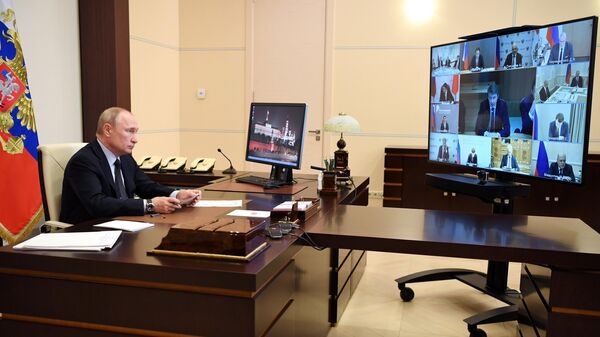 Президент РФ Владимир Путин проводит в режиме видеоконференции совещание по информационным технологиям и связи