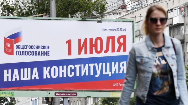 Прохожая около баннера, информирующего об общероссийском голосовании по поправкам в Конституцию РФ, в Новосибирске Прохожая около баннера, информирующего об общероссийском голосовании по поправкам в Конституцию РФ, в Новосибирске