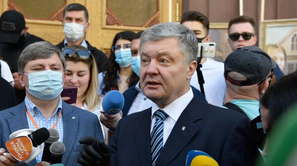 Петр Порошенко у здания Государственного бюро расследований в Киеве Петр Порошенко у здания Государственного бюро расследований в Киеве
