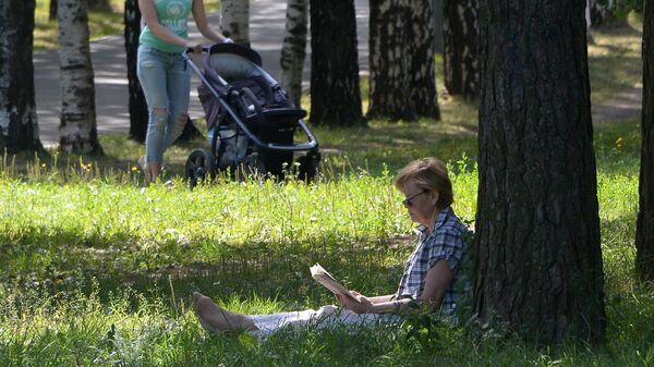 Горожане отдыхают в Парке 50-летия Октября Горожане отдыхают в Парке 50-летия Октября