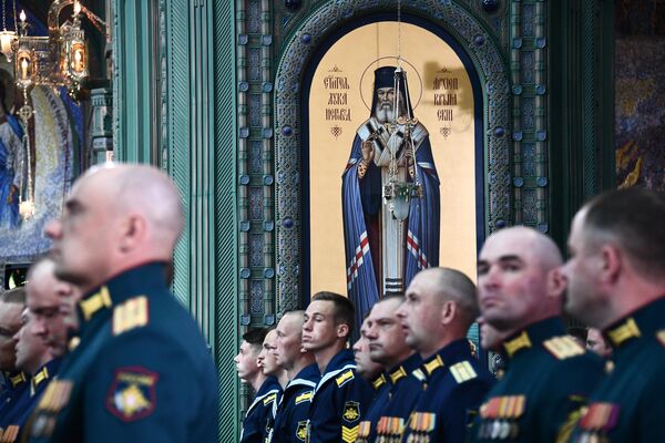 Военнослужащие во время церемонии освящения главного храма Вооруженных сил РФ в парке Патриот в Московской области Военнослужащие во время церемонии освящения главного храма Вооруженных сил РФ в парке Патриот в Московской области