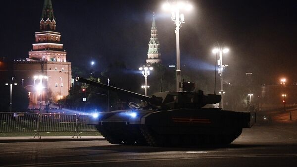 Танк Т-14 Армата на ночной репетиции парада в честь 75-летия Победы в Великой Отечественной войне в Москве Танк Т-14 Армата на ночной репетиции парада в честь 75-летия Победы в Великой Отечественной войне в Москве