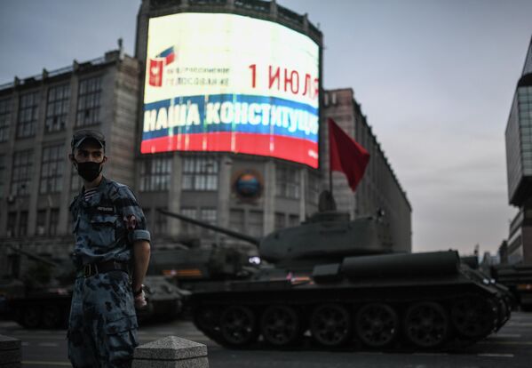 Танки Т-34-85 во время прохода по Тверской улице перед началом ночной репетиции парада в честь 75-летия Победы Танки Т-34-85 во время прохода по Тверской улице перед началом ночной репетиции парада в честь 75-летия Победы