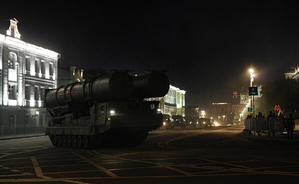 Зенитно-ракетная система (ЗРС) С-300В4 на Моховой улице во время ночной репетиции парада в честь 75-летия Победы в Великой Отечественной войне в Москве Зенитно-ракетная система (ЗРС) С-300В4 на Моховой улице во время ночной репетиции парада в честь 75-летия Победы в Великой Отечественной войне в Москве