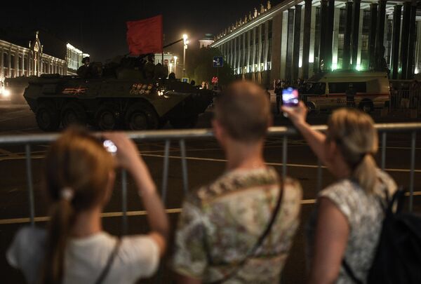 Жители Москвы фотографируют военную технику на Моховой улице время ночной репетиции парада в честь 75-летия Победы в Великой Отечественной войне в Москве Жители Москвы фотографируют военную технику на Моховой улице время ночной репетиции парада в честь 75-летия Победы в Великой Отечественной войне в Москве