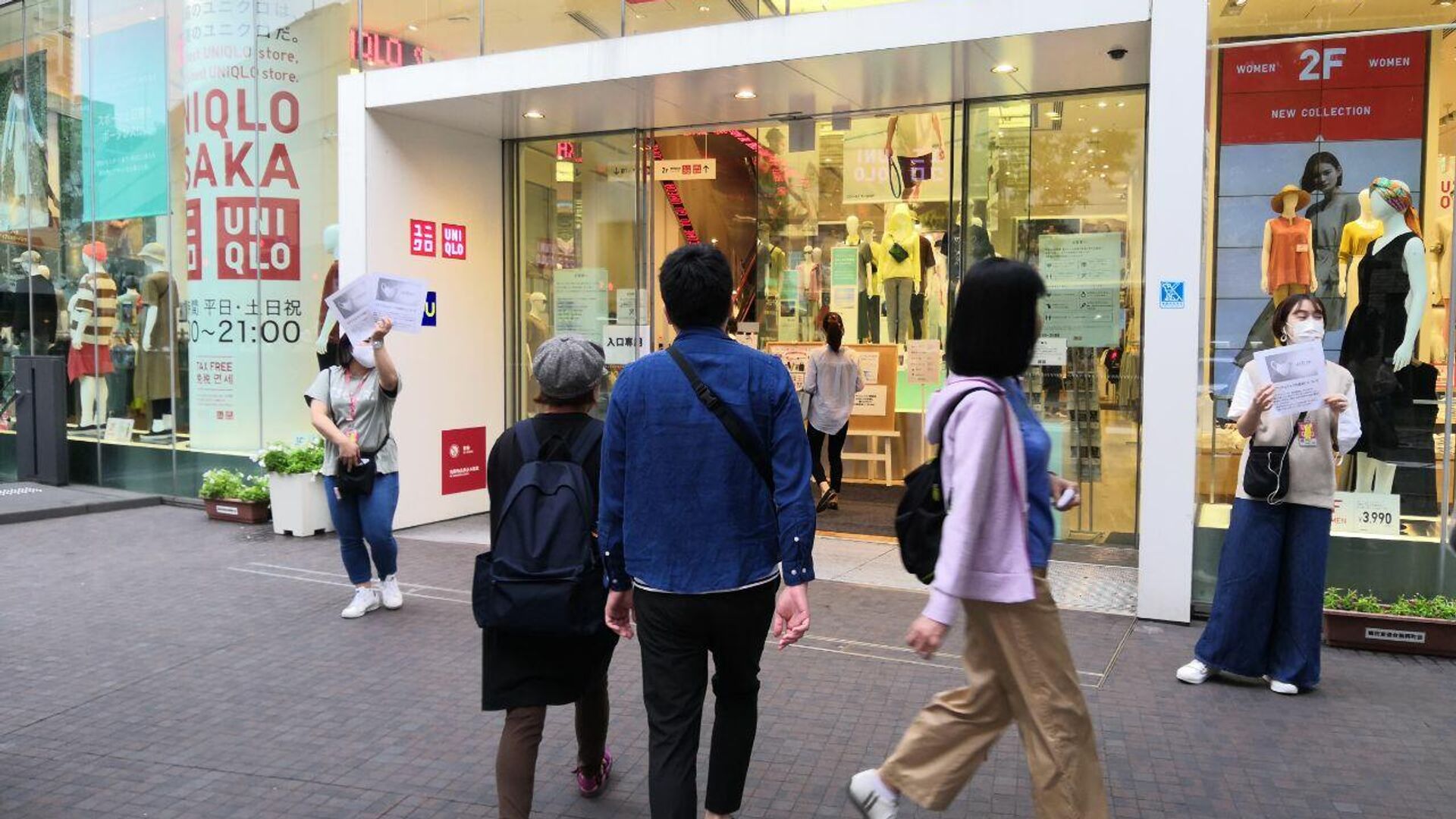 Старт продаж защитных тканевых масок в магазинах Uniqlo по всей Японии Старт продаж защитных тканевых масок в магазинах Uniqlo по всей Японии - РИА Новости, 1920, 03.01.2021