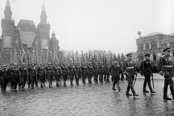 Торжественный марш сводного полка одного из фронтов на параде Победы на Красной площади, 24 июня 1945 года Торжественный марш сводного полка одного из фронтов на параде Победы на Красной площади, 24 июня 1945 года