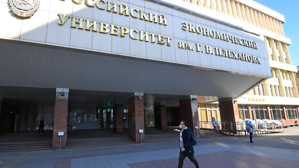 Прохожий в медицинской маске у здания Российского экономического университета имени Г. В. Плеханова в Москве Прохожий в медицинской маске у здания Российского экономического университета имени Г. В. Плеханова в Москве