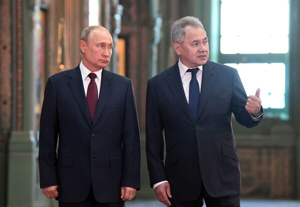 Президент РФ Владимир Путин и министр обороны РФ Сергей Шойгу во время посещения главного храма Вооружённых Сил Президент РФ Владимир Путин и министр обороны РФ Сергей Шойгу во время посещения главного храма Вооружённых Сил