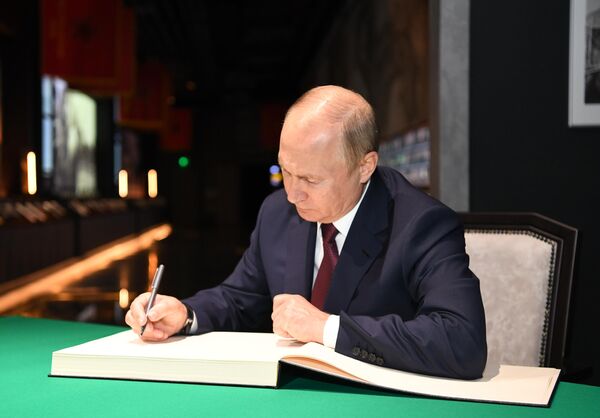 Президент РФ Владимир Путин оставляет запись в книге почетных посетителей во время посещения главного храма Вооружённых Сил Президент РФ Владимир Путин оставляет запись в книге почетных посетителей во время посещения главного храма Вооружённых Сил