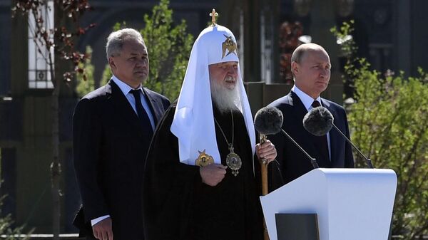 Президент РФ Владимир Путин, патриарх Московский и всея Руси Кирилл и министр обороны РФ Сергей Шойгу во время посещения главного храма Вооружённых Сил Президент РФ Владимир Путин, патриарх Московский и всея Руси Кирилл и министр обороны РФ Сергей Шойгу во время посещения главного храма Вооружённых Сил