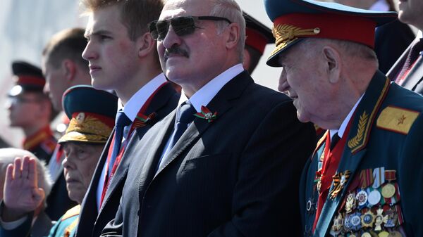 Президент Белоруссии Александр Лукашенко с сыном Николаем во время военного парада в ознаменование 75-летия Победы в Великой Отечественной войне Президент Белоруссии Александр Лукашенко с сыном Николаем во время военного парада в ознаменование 75-летия Победы в Великой Отечественной войне