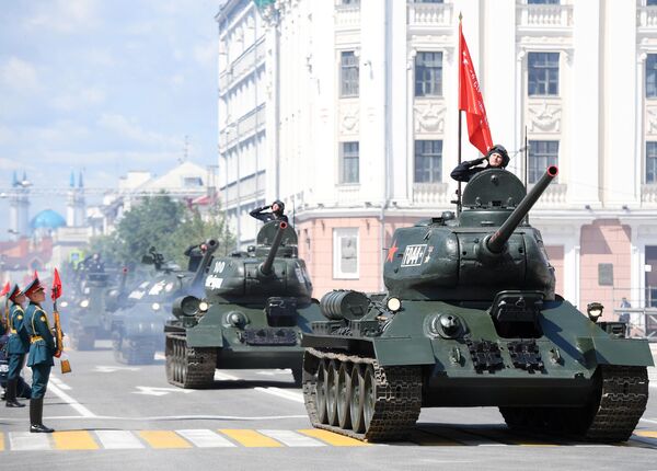 Танки Т-44 на военном параде в ознаменование 75-летия Победы в Великой Отечественной войне 1941-1945 годов на площади Свободы в Казани Танки Т-44 на военном параде в ознаменование 75-летия Победы в Великой Отечественной войне 1941-1945 годов на площади Свободы в Казани