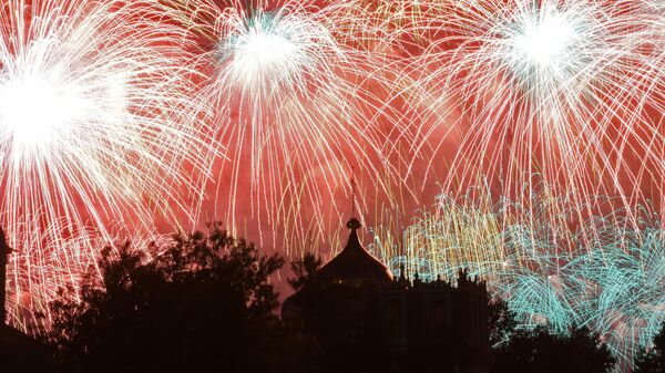 Праздничный салют в Москве в честь 75-летия Победы в Великой Отечественной войне 1941-1945 годов Праздничный салют в Москве в честь 75-летия Победы в Великой Отечественной войне 1941-1945 годов