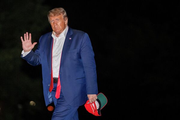 Президент США Дональд Трамп на лужайке Белого дома после предвыборного митинга в городе Талса, штат Оклахома Президент США Дональд Трамп на лужайке Белого дома после предвыборного митинга в городе Талса, штат Оклахома