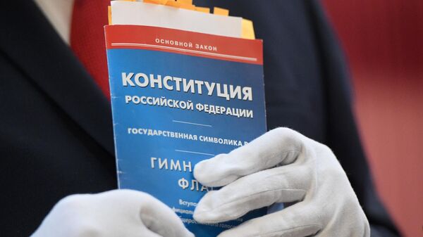 Брошюра с текстом Конституции РФ в руках лидера ЛДПР Владимира Жириновского во время голосования по вопросу принятия поправок в Конституцию РФ Брошюра с текстом Конституции РФ в руках лидера ЛДПР Владимира Жириновского во время голосования по вопросу принятия поправок в Конституцию РФ