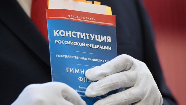 Брошюра с текстом Конституции РФ в руках лидера ЛДПР Владимира Жириновского во время голосования по вопросу принятия поправок в Конституцию РФ Брошюра с текстом Конституции РФ в руках лидера ЛДПР Владимира Жириновского во время голосования по вопросу принятия поправок в Конституцию РФ