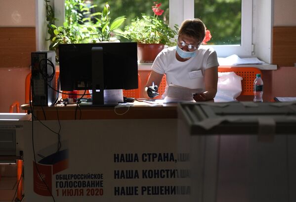 Избирательный участок в Москве, где проходит голосование по вопросу принятия поправок в Конституцию РФ Избирательный участок в Москве, где проходит голосование по вопросу принятия поправок в Конституцию РФ