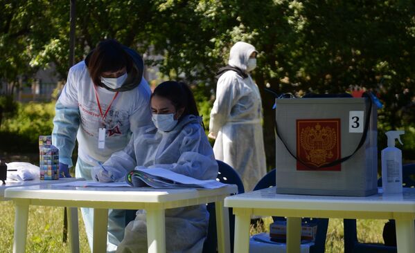 Мобильный избирательный пункт во дворе жилого дома в Екатеринбурге, где проходит голосование по вопросу принятия поправок в Конституцию РФ Мобильный избирательный пункт во дворе жилого дома в Екатеринбурге, где проходит голосование по вопросу принятия поправок в Конституцию РФ