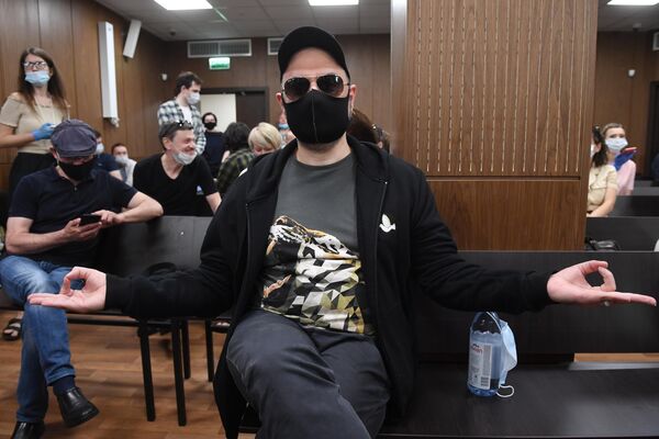 Режиссер Кирилл Серебренников перед заседанием по делу Седьмой студии в Мещанском суде Москвы Режиссер Кирилл Серебренников перед заседанием по делу Седьмой студии в Мещанском суде Москвы