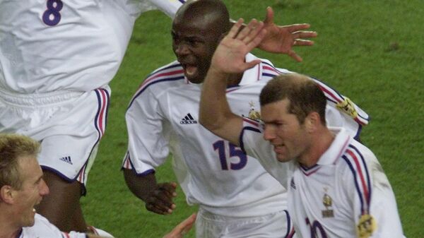 Футболисты сборной Франции празднуют победный гол в ворота сборной Португалии в полуфинале ЕВРО-2000