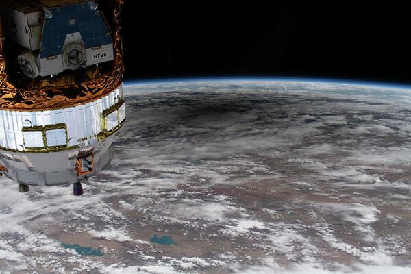 Тень на земной поверхности от кольцевого солнечного затмения с борта Международной космической станции Тень на земной поверхности от кольцевого солнечного затмения с борта Международной космической станции