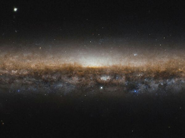 Галактика NGC 5907 снятая космическим телескопом Хаббл Галактика NGC 5907 снятая космическим телескопом Хаббл