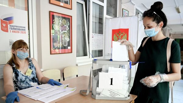 Девушка принимает участие в голосовании по внесению поправок в Конституцию РФ Девушка принимает участие в голосовании по внесению поправок в Конституцию РФ