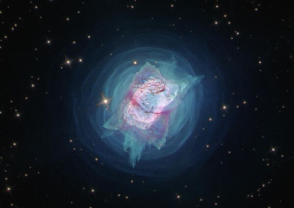 Очень молодая планетарная туманность NGC 7027, которая расположена приблизительно в созвездии Лебедь Очень молодая планетарная туманность NGC 7027, которая расположена приблизительно в созвездии Лебедь
