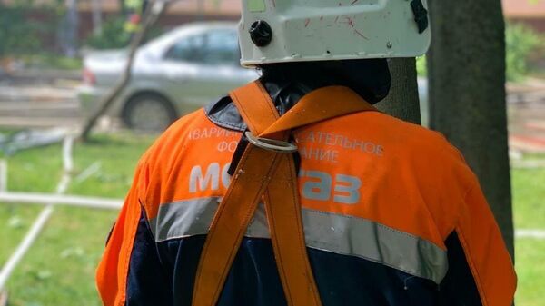 Сотрудник Мосгаза на месте пожара на Проходческой улице на северо-востоке Москвы Сотрудник Мосгаза на месте пожара на Проходческой улице на северо-востоке Москвы