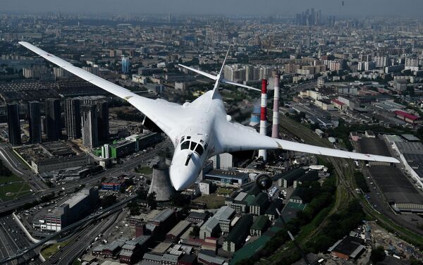 Стратегический бомбардировщик-ракетоносец Ту-160 во время генеральной репетиции воздушной части парада в честь 75-летия Победы в Великой Отечественной войне в Москве Стратегический бомбардировщик-ракетоносец Ту-160 во время генеральной репетиции воздушной части парада в честь 75-летия Победы в Великой Отечественной войне в Москве
