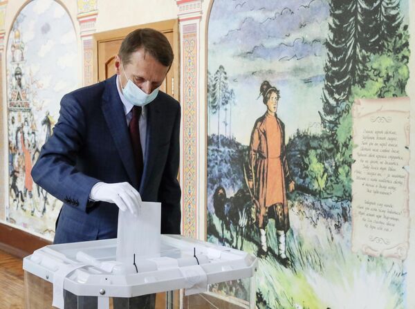 Директор Службы внешней разведки РФ, председатель Российского исторического общества Сергей Нарышкин голосует по вопросу внесения поправок в Конституцию РФ на избирательном участке в Москве Директор Службы внешней разведки РФ, председатель Российского исторического общества Сергей Нарышкин голосует по вопросу внесения поправок в Конституцию РФ на избирательном участке в Москве