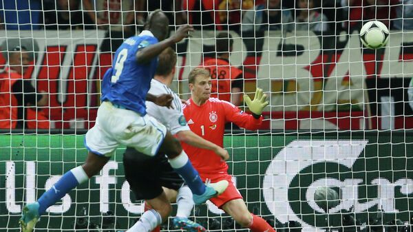 Марио Баолтелли забивает гол в ворота сборной Германии в полуфинале ЕВРО-2012