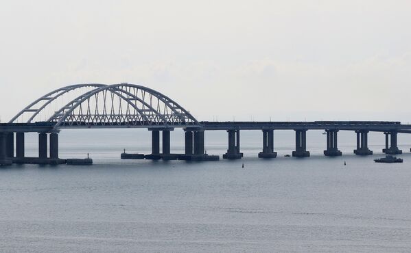 Грузовой поезд едет по Крымскому мосту Грузовой поезд едет по Крымскому мосту